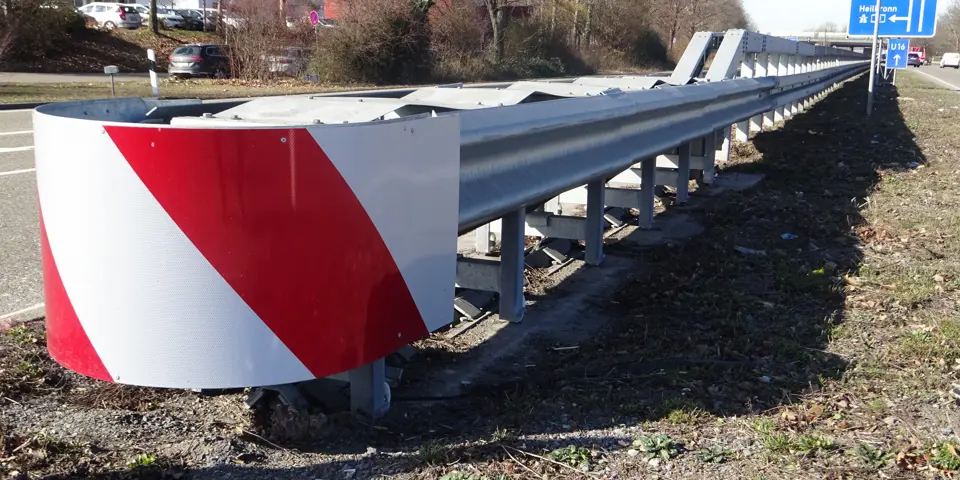 CrashGuard Anpralldämpfer mit ASI A – hohe Sicherheit bei 110 km/h, modularer Aufbau und schnelle Reparatur vor Ort.